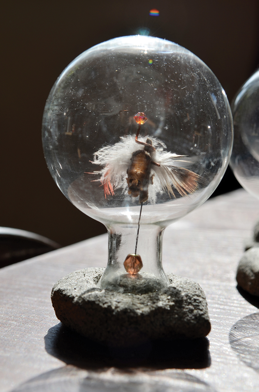 Tsantzas - 120 € - Pièce unique assemblage perles, Swarovski plumes et graines  Boule en verre / supports en bois avec pied plaque métal rouillé