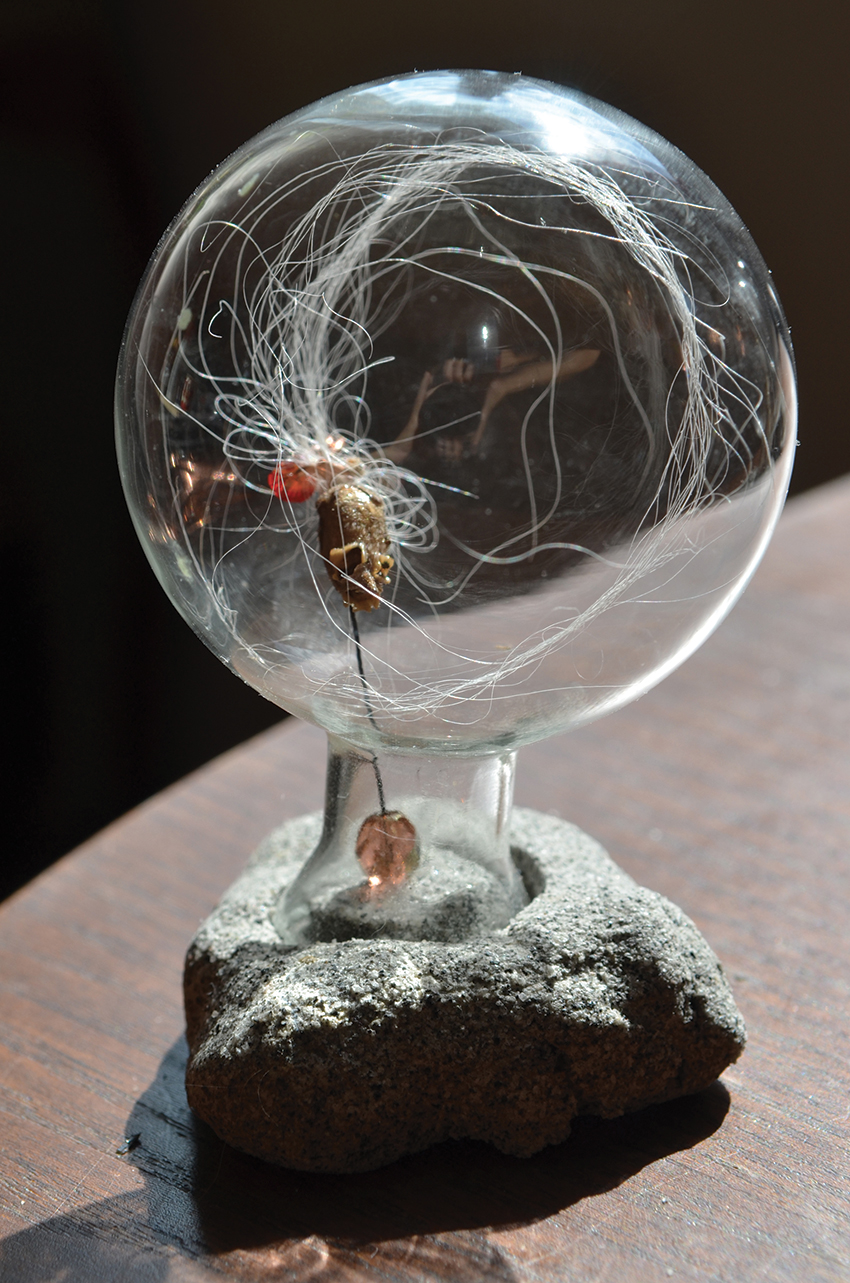 Tsantzas - 120 € - Pièce unique assemblage perles, Swarovski plumes et graines  Boule en verre / supports en bois avec pied plaque métal rouillé