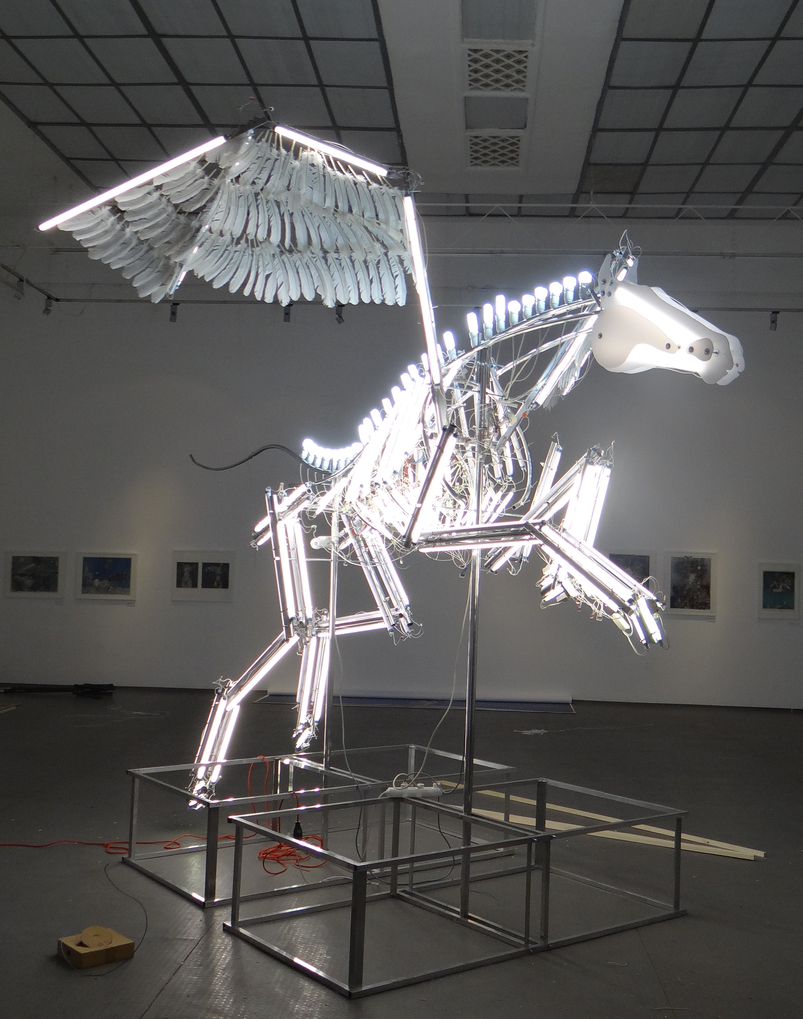 Pégase de la Lumière Projet ‘Evolution, formes de liberté - 380 x 320 x 540 cm - 14 000 € - Installation Sculpture Lumineuse, structure aluminium,plumes,  LED éclairage